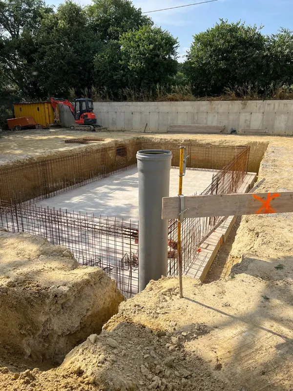 Terrassement et ferraillage d’un bassin