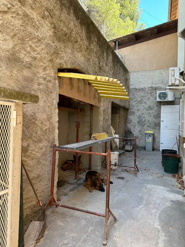 Travaux de maçonnerie sur une ouverture en façade