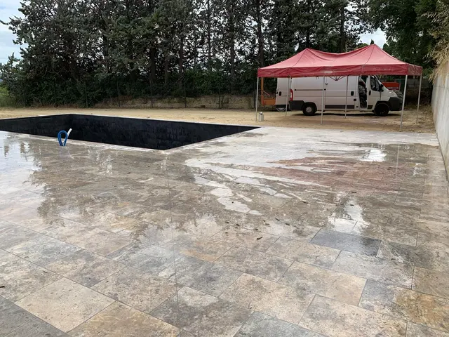 Plage de piscine en cours de réalisation