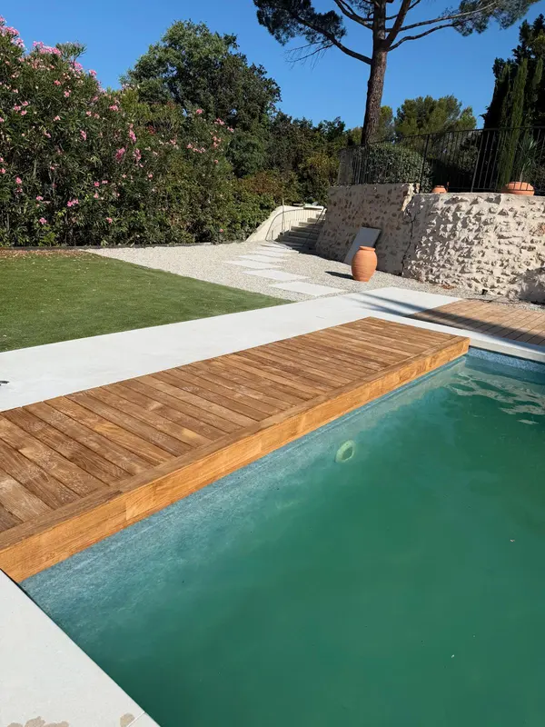 Piscine et terrasse entre bois et pierre claire