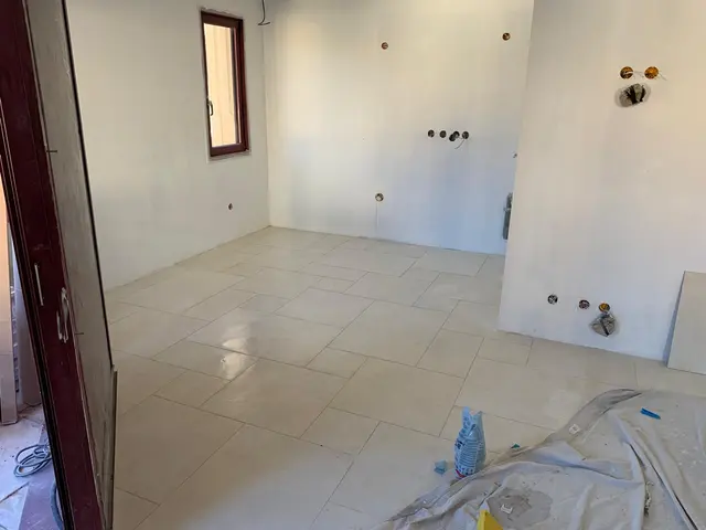 Pose de carrelage dans une pièce en rénovation