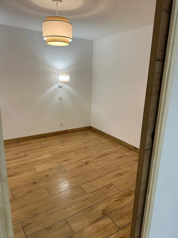 Pièce rénovée avec revêtement de sol effet bois