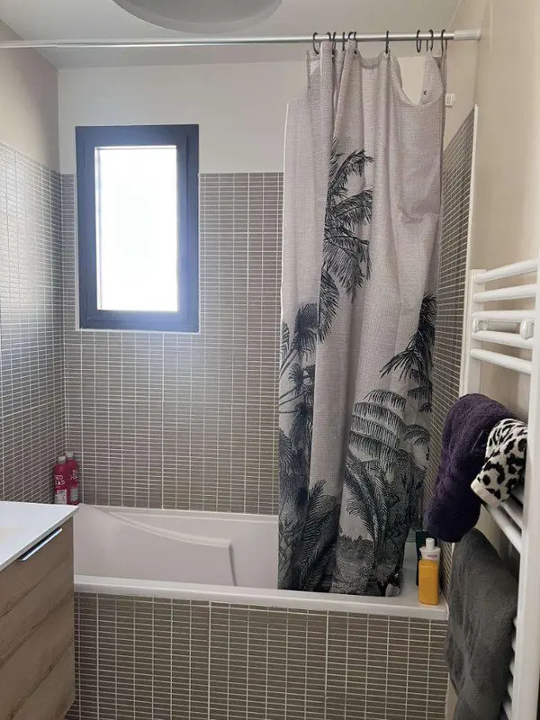 Salle de bains avec baignoire et faïence