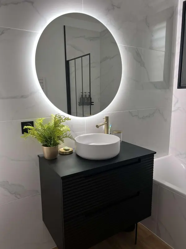 Vasque et miroir lumineux sur faïence claire