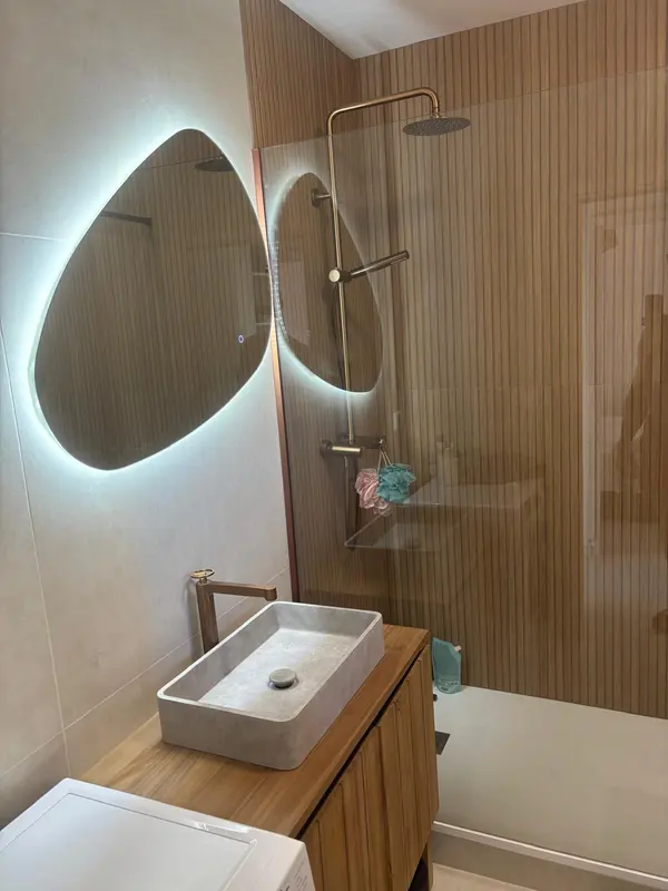 Salle de bains avec double miroir et parement bois