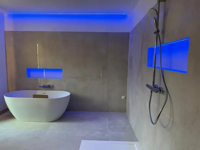 Salle d’eau avec niches et éclairage bleu