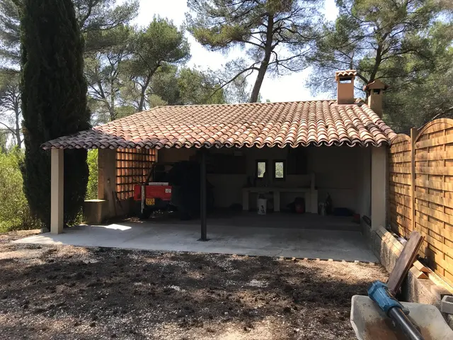 Aménagement extérieur devant un abri couvert
