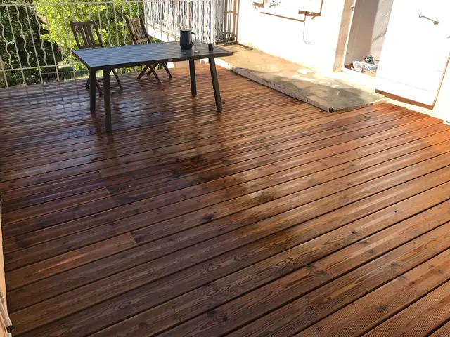 Terrasse en bois et espace repas