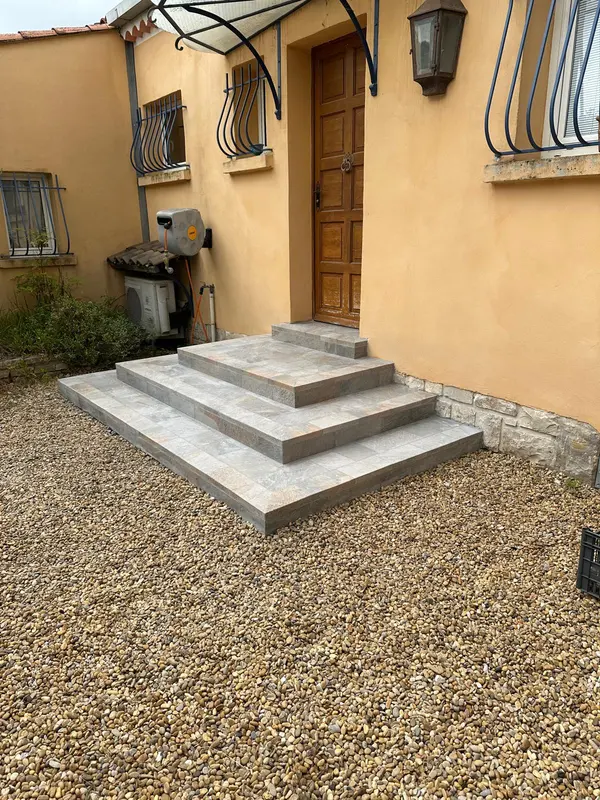 Escalier extérieur d’entrée en pierre claire