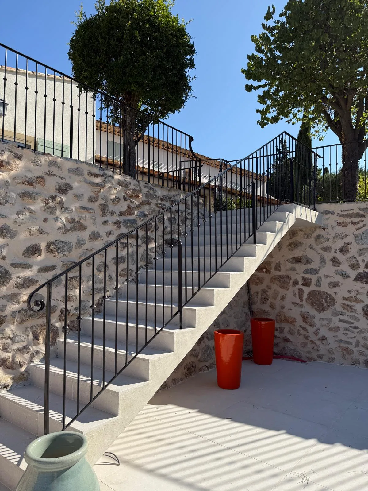 Escalier extérieur et mur de soutènement en pierre