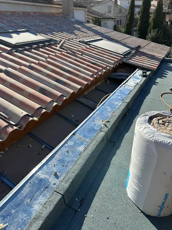 Travaux sur couverture en tuiles et raccord de toiture